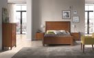 Dormitorio color madera con mesillas