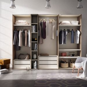 Armario abierto con baldas y colgadores