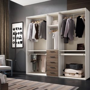 Armario abierto con colgadores y cajones